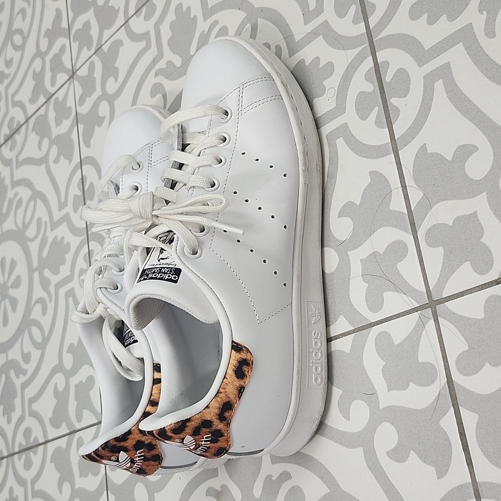 Stan Smith Adidas leopard speaker